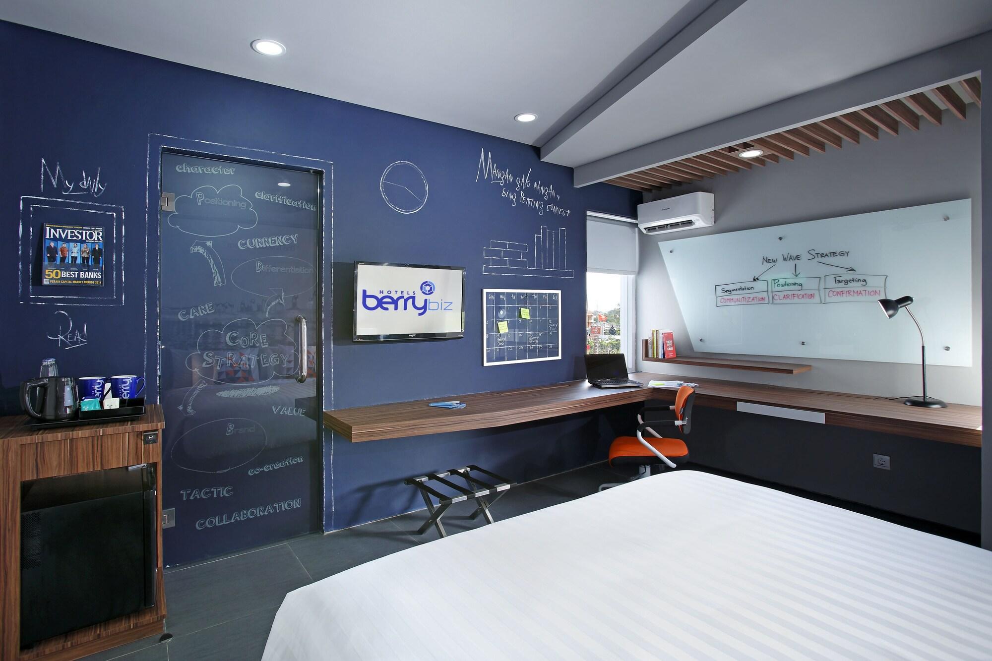 Berry Biz Hotel Seminyak Esterno foto