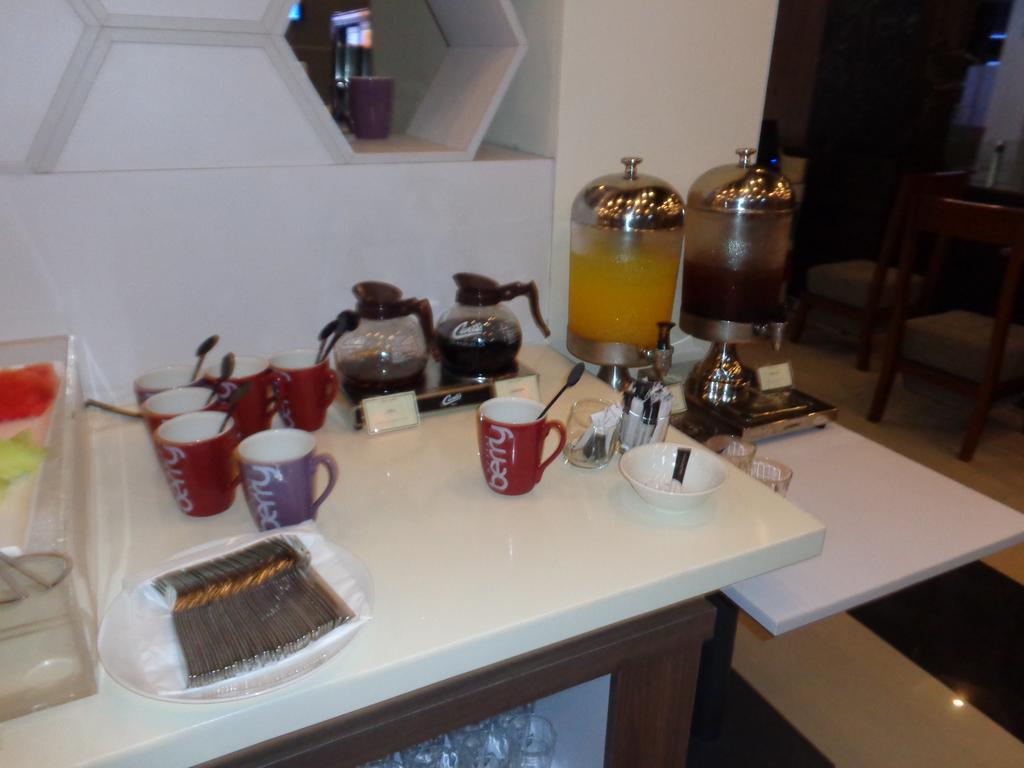 Berry Biz Hotel Seminyak Esterno foto